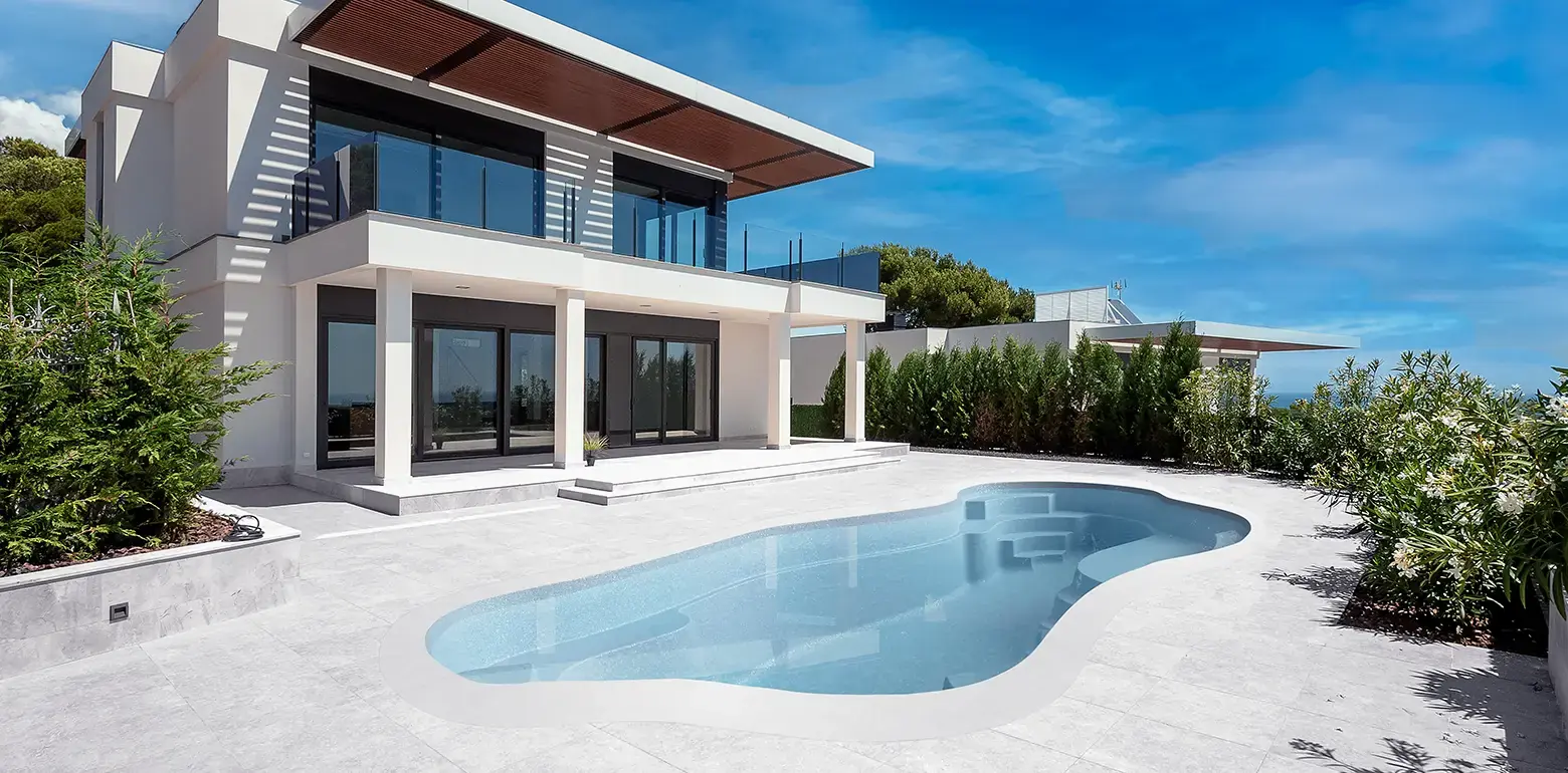The ARIA fiberglass pool: with elegant splash pad